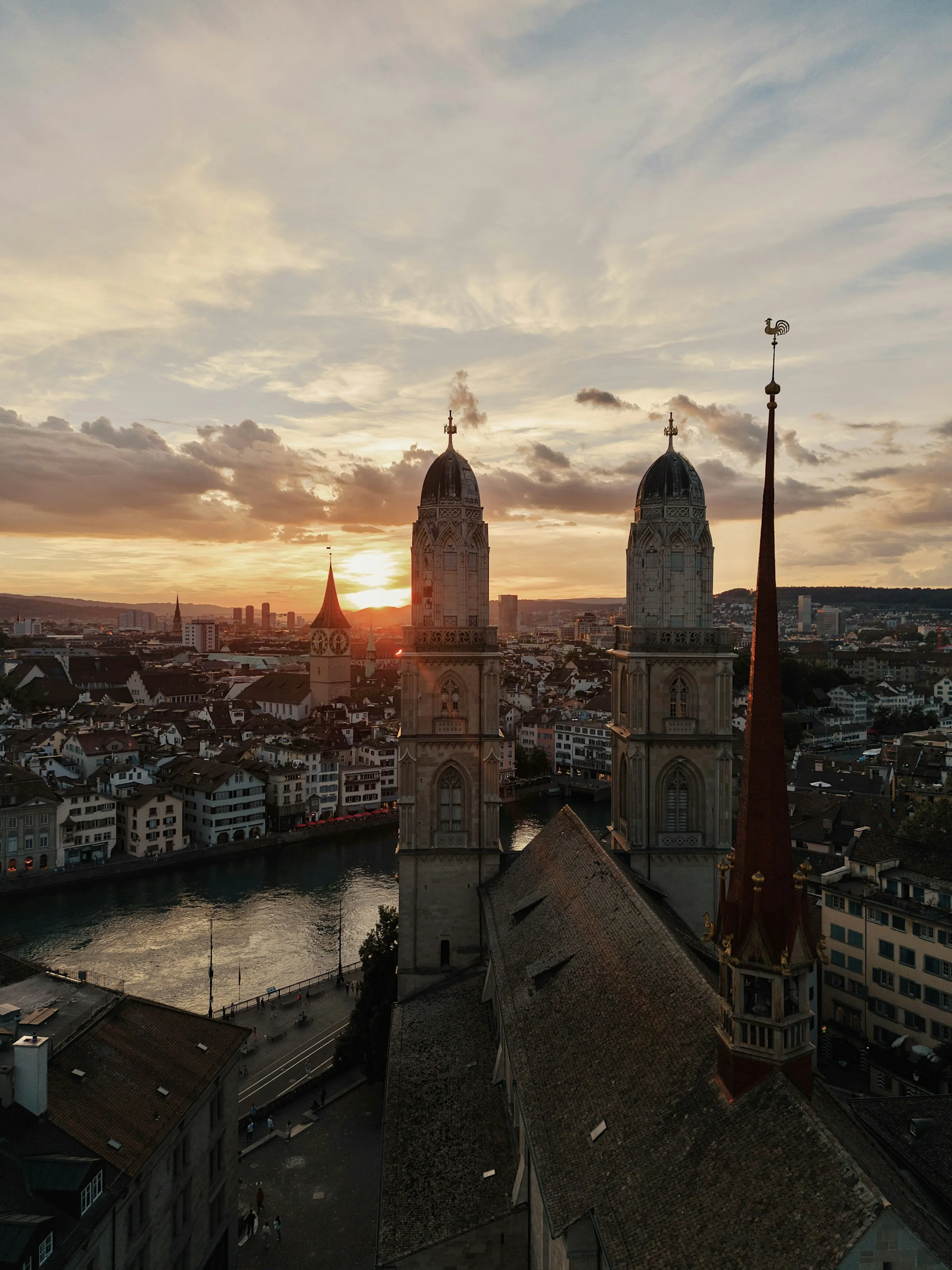 Sonnenuntergang über dem Grossmünster und der Limmat in Zürich.